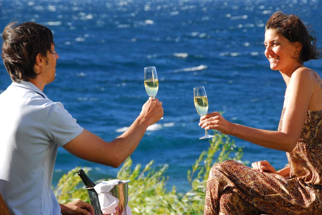 Alma Del Lago Suites & Spa Сан-Карлос-де-Барілоче Екстер'єр фото A couple drinking champagne