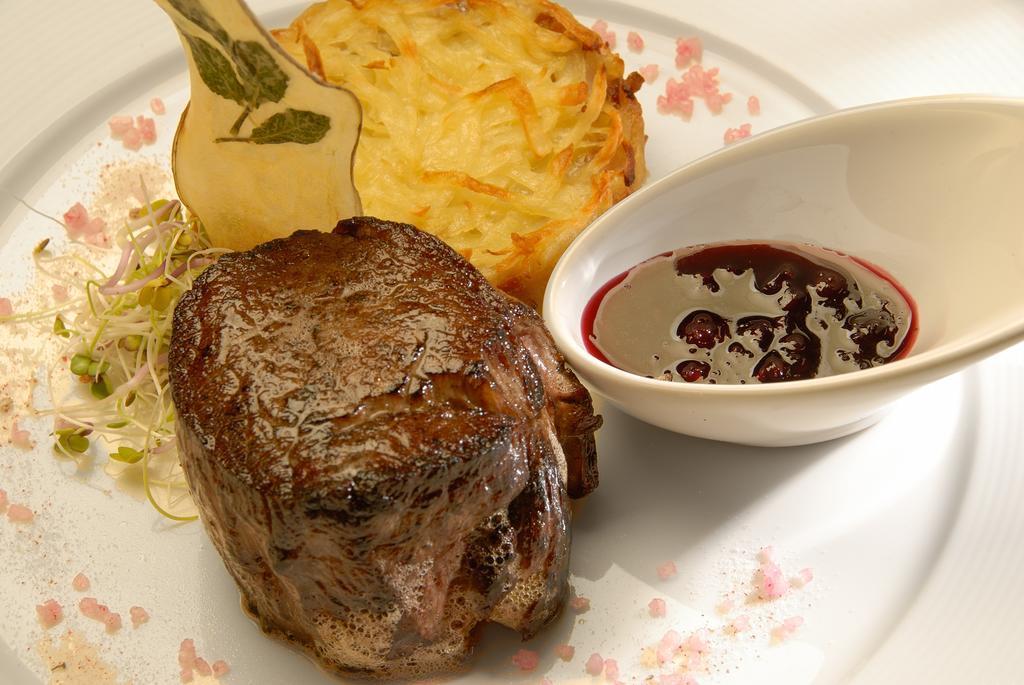 Alma Del Lago Suites & Spa Сан-Карлос-де-Барілоче Екстер'єр фото A steak with a potato and a sauce