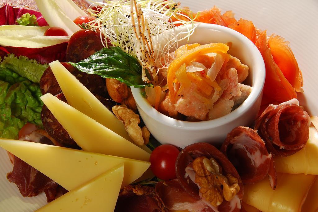 Alma Del Lago Suites & Spa Сан-Карлос-де-Барілоче Екстер'єр фото A salad with a small bowl of Thousand Islands dressing
