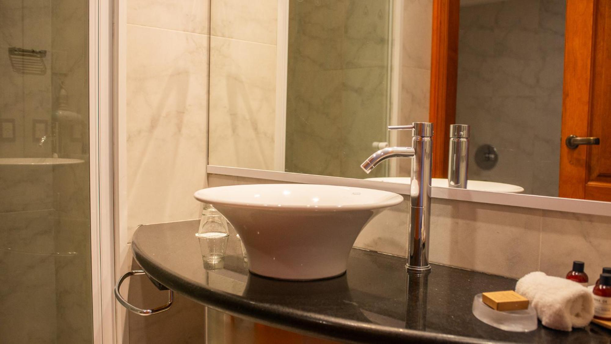 Alma Del Lago Suites & Spa Сан-Карлос-де-Барілоче Екстер'єр фото A washbasin