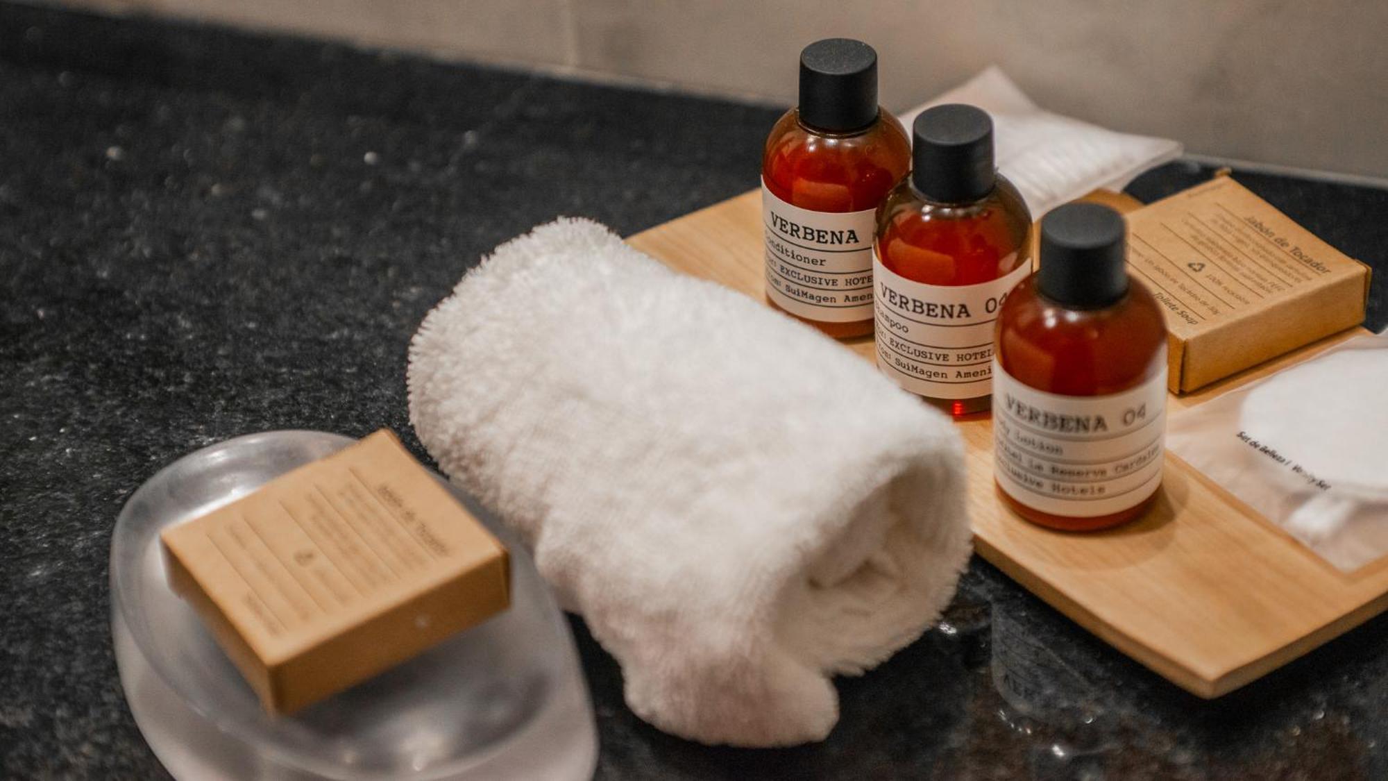 Alma Del Lago Suites & Spa Сан-Карлос-де-Барілоче Екстер'єр фото A selection of toiletries in a hotel bathroom