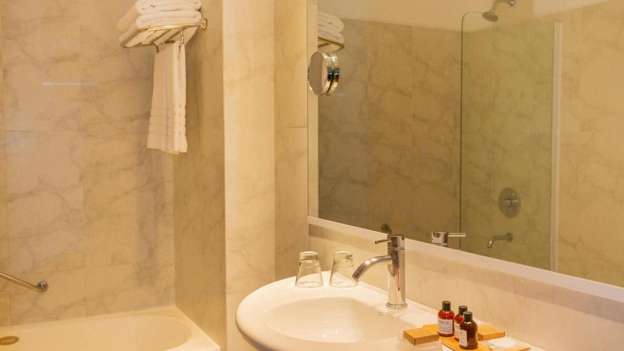 Alma Del Lago Suites & Spa Сан-Карлос-де-Барілоче Екстер'єр фото Bathroom