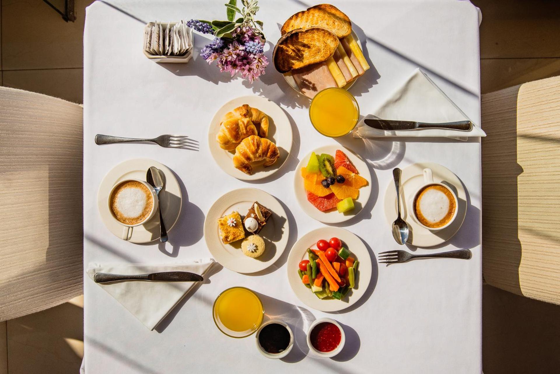 Alma Del Lago Suites & Spa Сан-Карлос-де-Барілоче Екстер'єр фото A typical breakfast