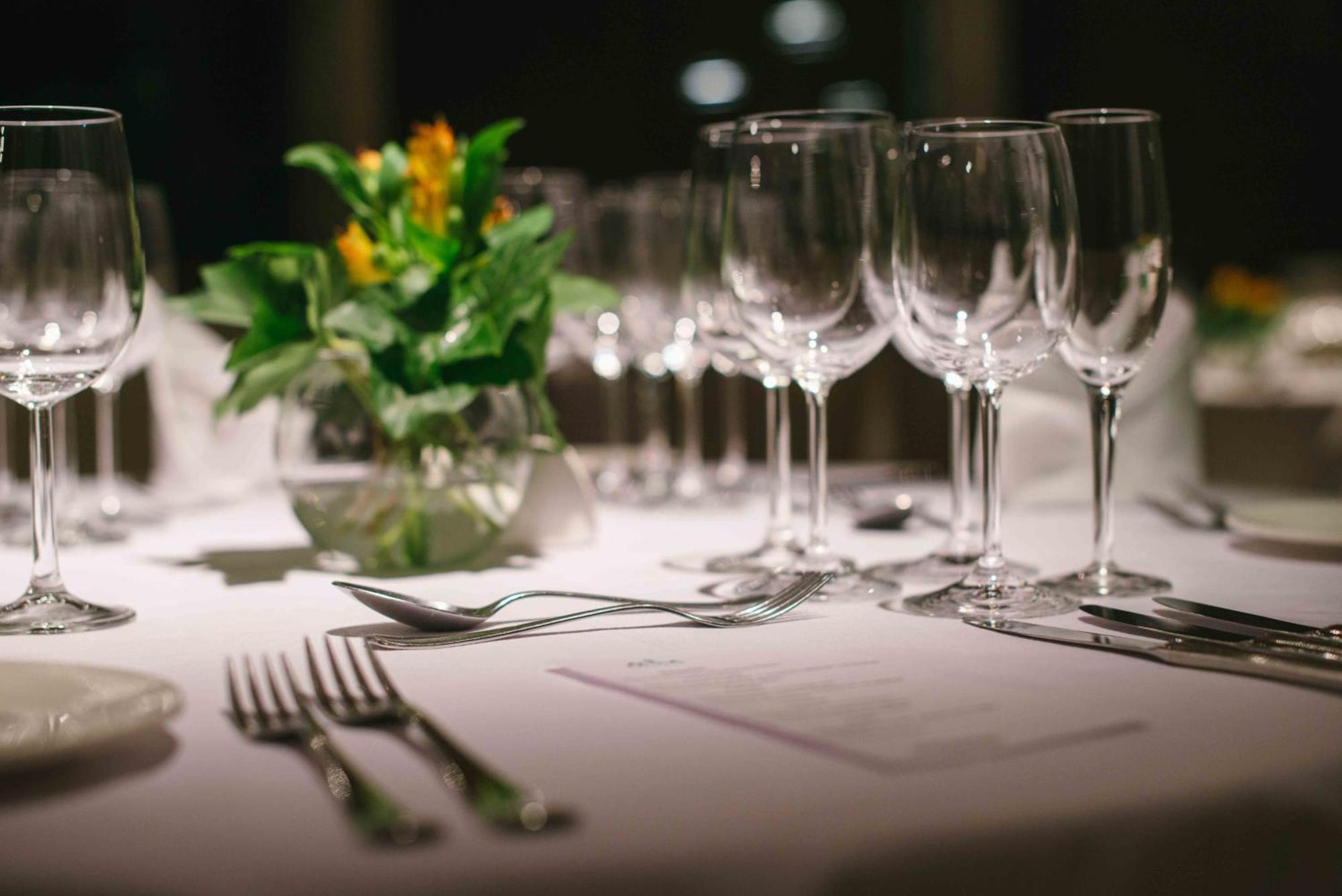 Alma Del Lago Suites & Spa Сан-Карлос-де-Барілоче Екстер'єр фото Wine glasses at a wine tasting