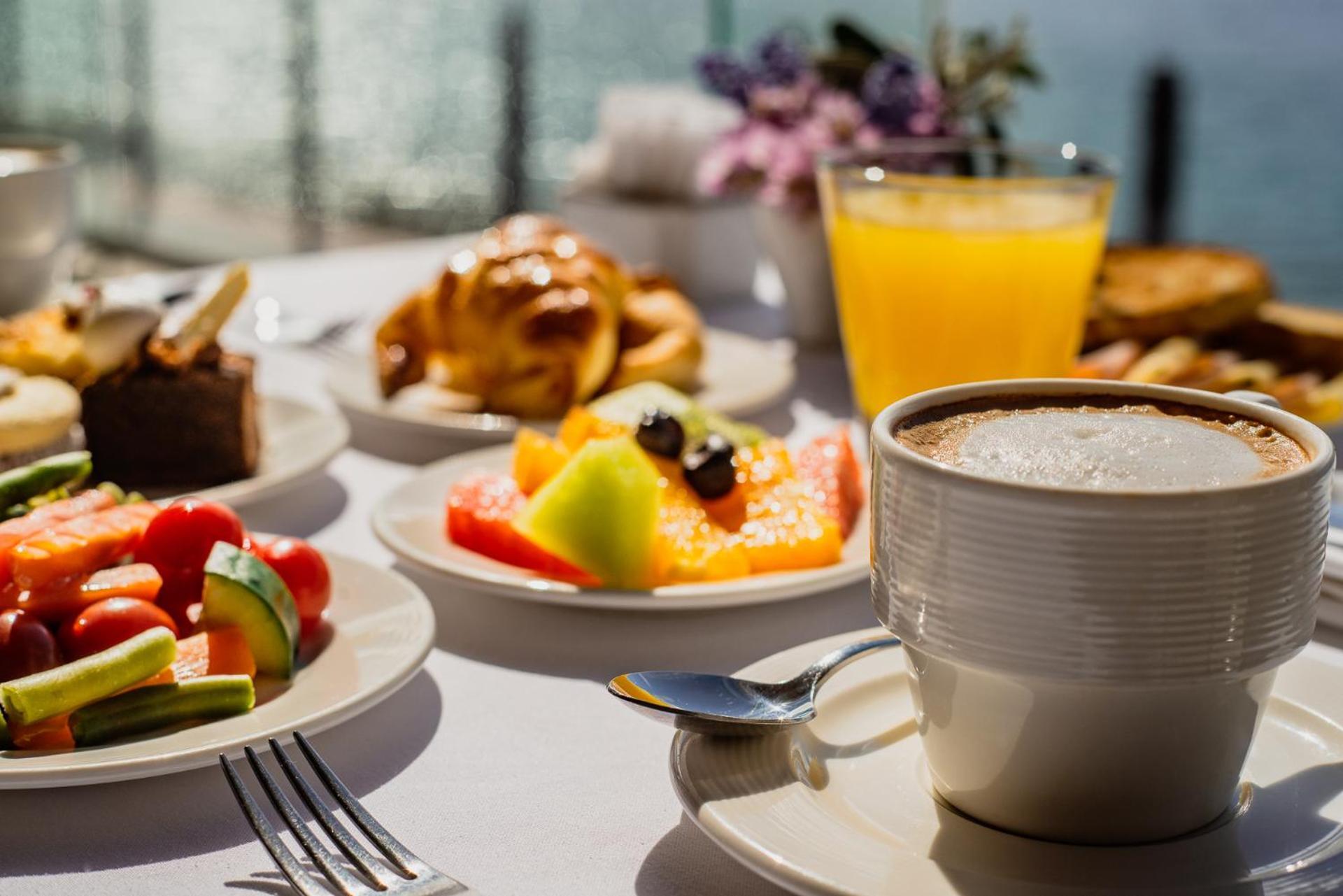 Alma Del Lago Suites & Spa Сан-Карлос-де-Барілоче Екстер'єр фото A continental breakfast