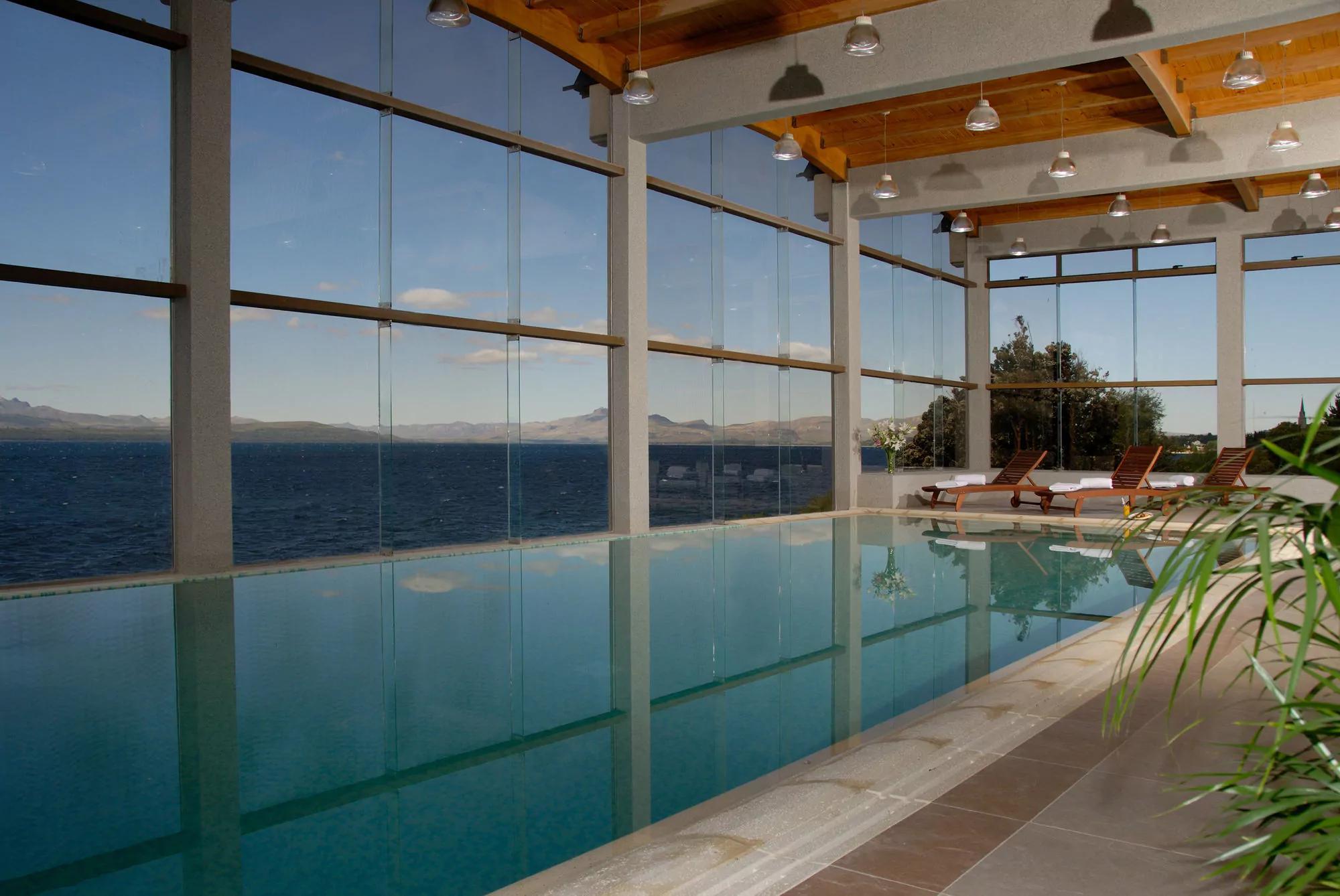 Alma Del Lago Suites & Spa Сан-Карлос-де-Барілоче Екстер'єр фото The pool at the hotel