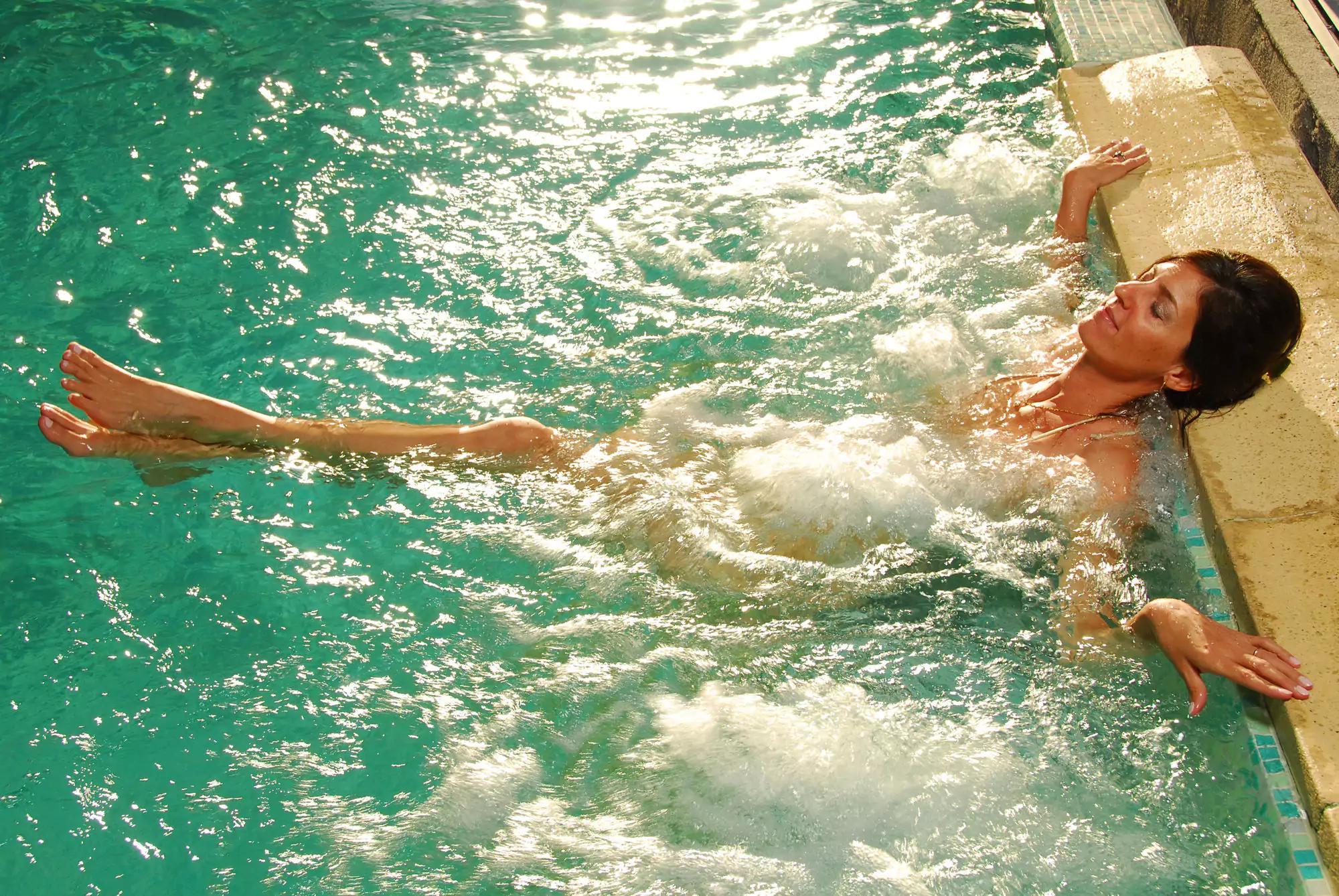 Alma Del Lago Suites & Spa Сан-Карлос-де-Барілоче Екстер'єр фото A woman relaxing in a spa