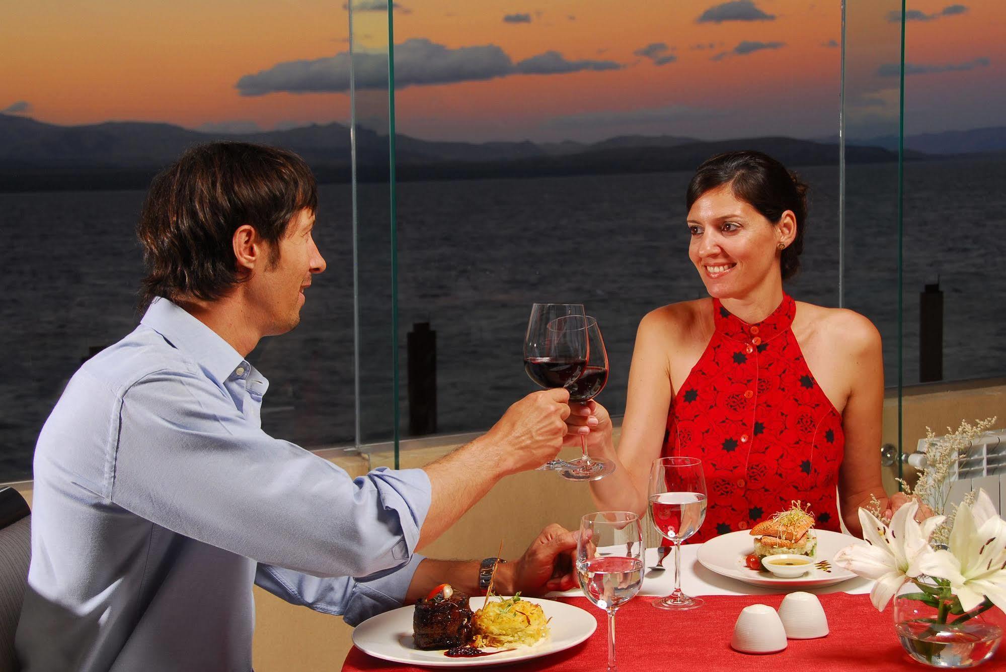 Alma Del Lago Suites & Spa Сан-Карлос-де-Барілоче Екстер'єр фото A couple dining together