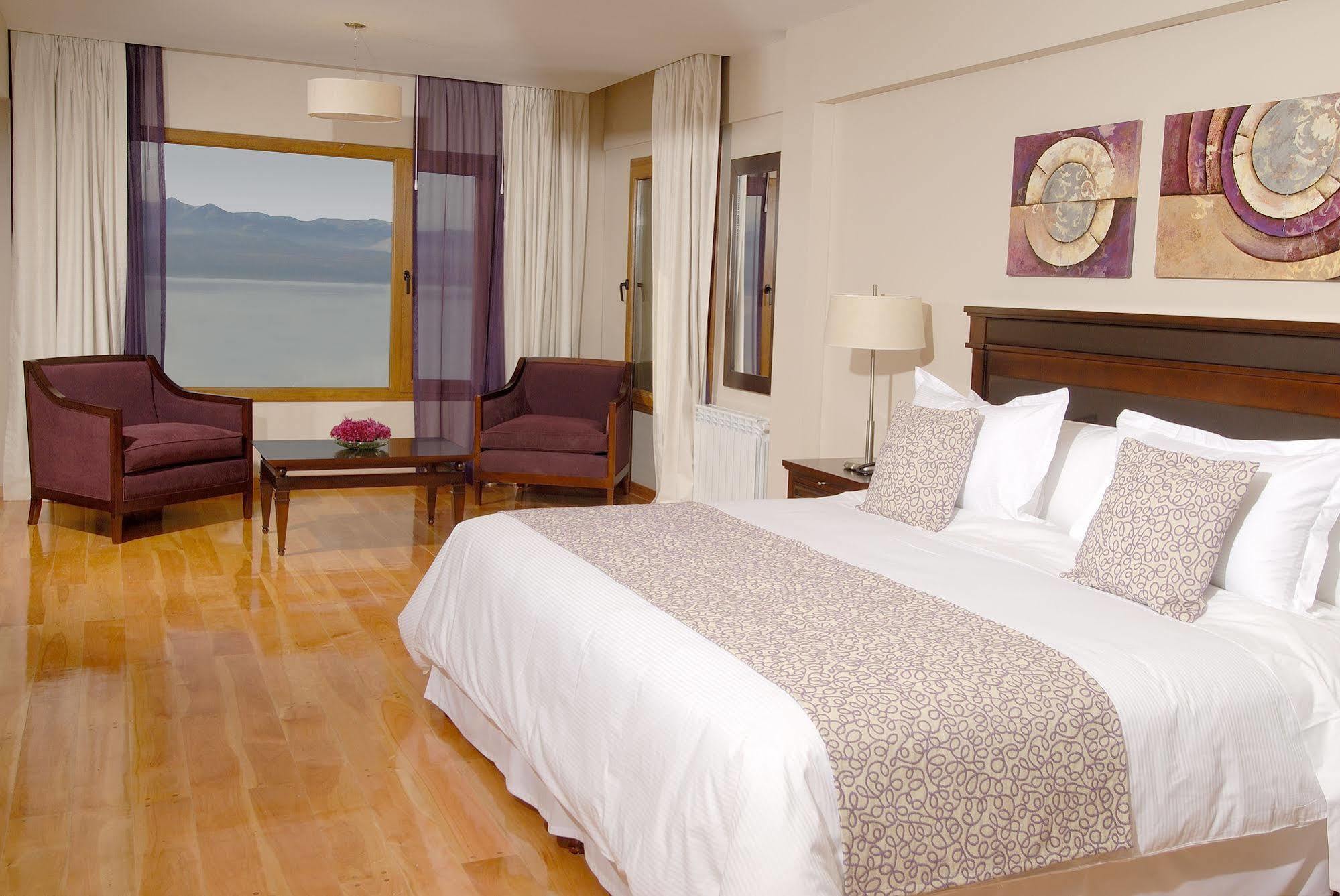 Alma Del Lago Suites & Spa Сан-Карлос-де-Барілоче Екстер'єр фото A bedroom at the hotel