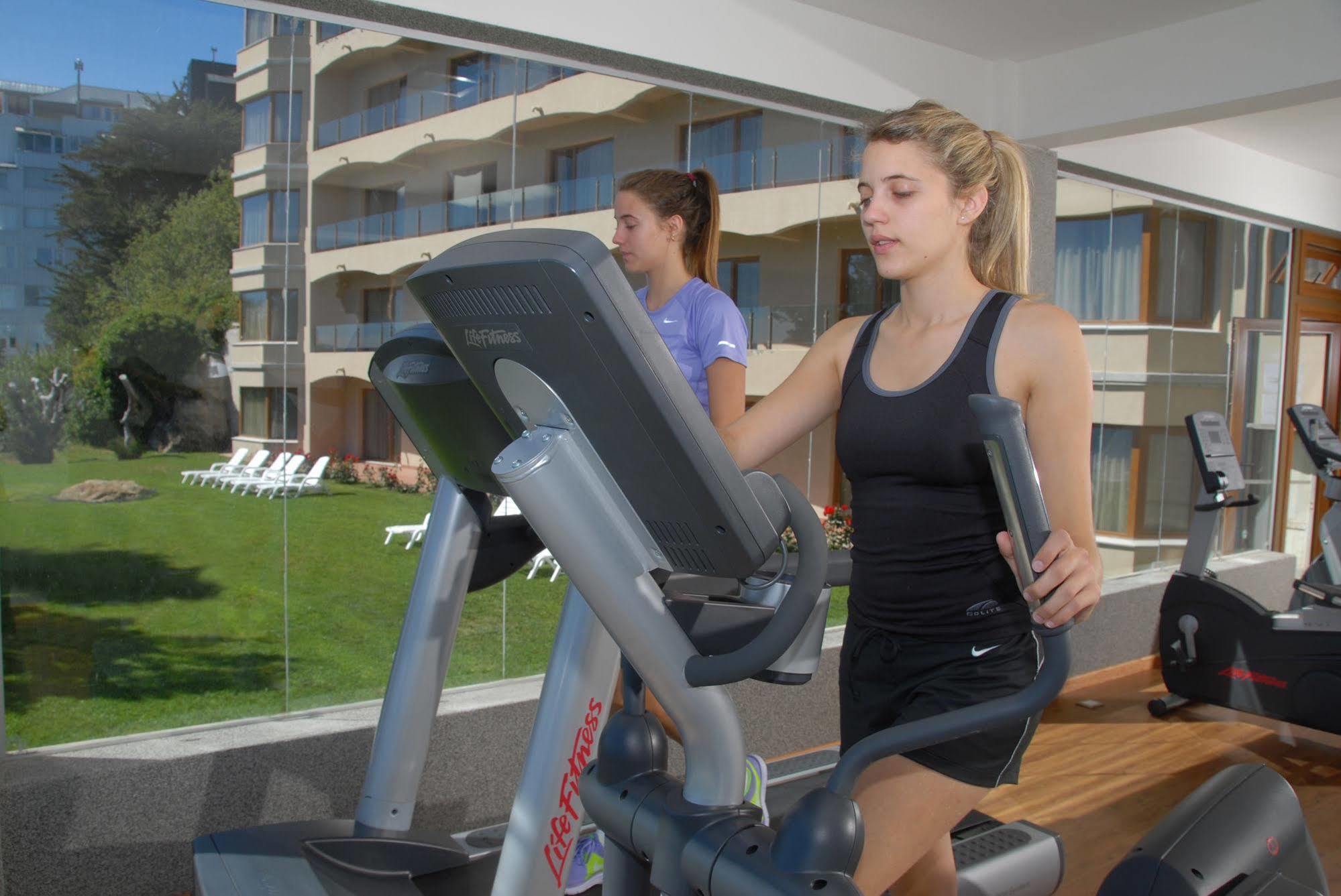 Alma Del Lago Suites & Spa Сан-Карлос-де-Барілоче Екстер'єр фото A woman on a cross trainer